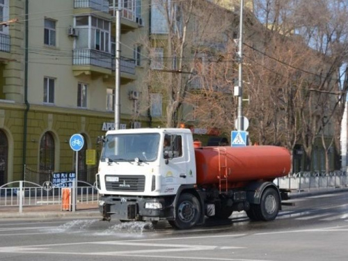 В Мариуполе дороги и тротуары ежедневно обрабатывают дезинфицирующим средством (ФОТО+ВИДЕО)