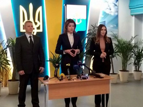 Марина Порошенко привезла в Мариуполь учебники, а взамен получила уникальную книгу (ФОТО)