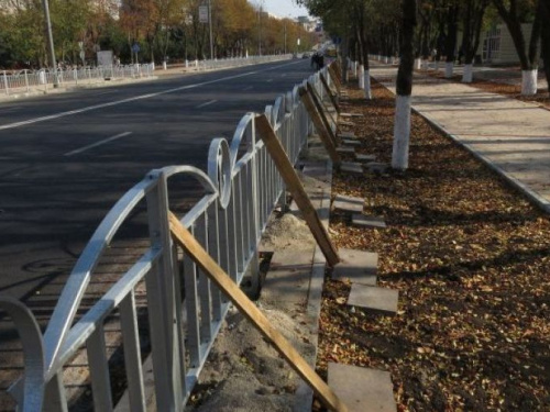 В Мариуполе предлагают убрать новые заборы с главных улиц города