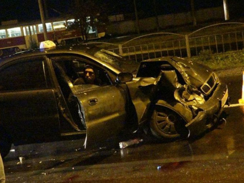 В Мариуполе таксист влетел в припаркованный автомобиль: есть пострадавшие (ФОТО)
