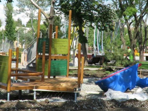 В «Веселке» Мариуполя устанавливают шведскую детскую площадку (ФОТО)