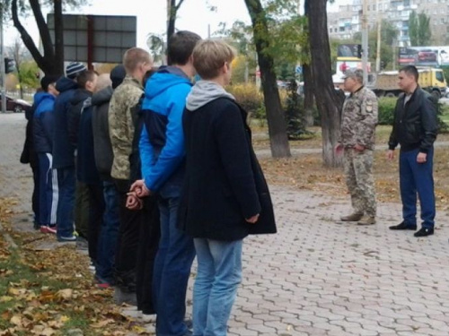 В Мариуполе юношей отправили на службу в ВСУ (ФОТО)
