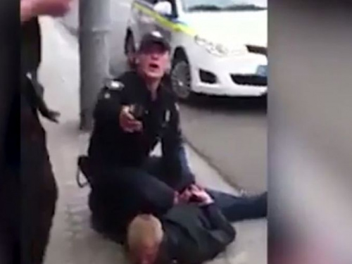 Видео кровавой потасовки  полицейских с водителем в Мариуполе очевидцы выложили в сети (ФОТО+ВИДЕО)