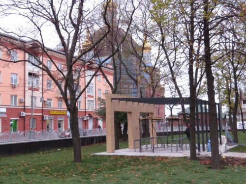 В центре Мариуполя срезали забетонированные лавки нового шахматного павильона (ФОТОФАКТ)