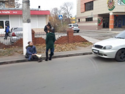В Мариуполе пенсионерка попала под колеса. Пострадавшая не помнит, кто ее сбил (ФОТО)