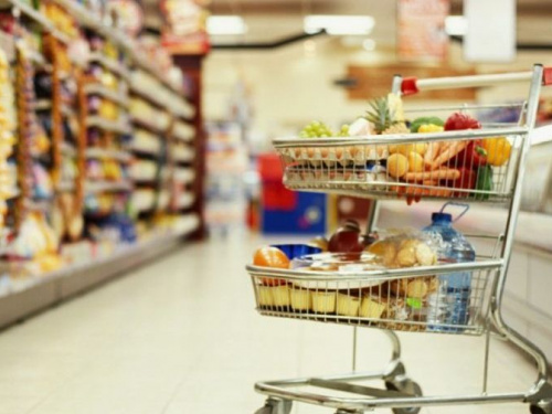 В украинских продуктовых магазинах пошла на спад волна ажиотажа, - эксперты
