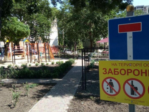 Мариупольцы успешно изгоняют из своих дворов компании алко- и наркозависимых (ФОТО)