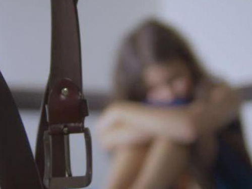 На Донетчине 14-летнюю девочку спасли от родного отца