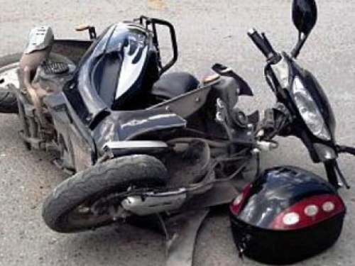 В Мариуполе двое детей разбились на мопеде