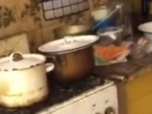 В Мариуполе проверяют факт проживания детей в квартире с фекалиями