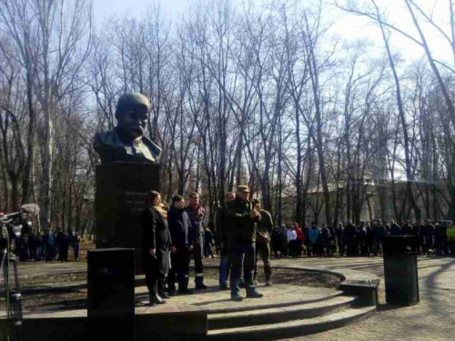 В Авдеевке собралось свыше 700 человек на митинг против блокады в Донбассе (ФОТО) (ДОПОЛНЕНО)