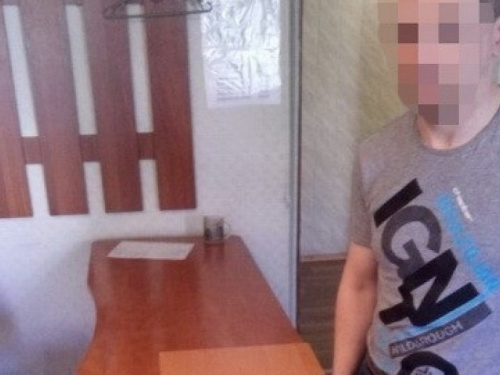 В Донецкой области мужчина за деньги разрисовывал советские памятники (ВИДЕО)