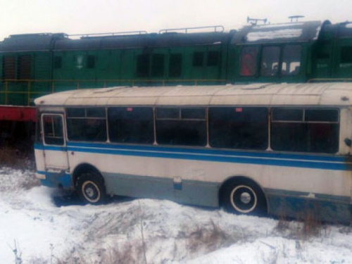 В Донецкой области поезд протаранил автобус, который вез на работу шахтеров (ФОТО)