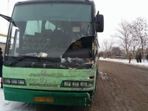 В Луганской области пассажирский автобус врезался в автомобиль военных