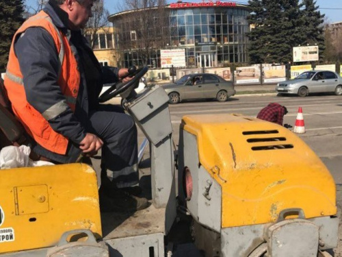 В Мариуполе «Автодор» досрочно «закатал» в дороги 200 тонн асфальта (ФОТО)