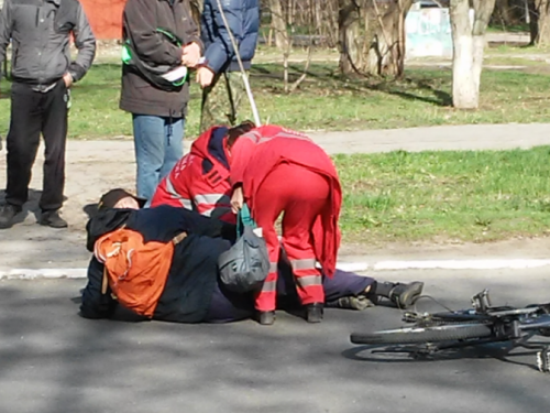 В Мариуполе автомобиль сбил велосипедиста (ФОТО)