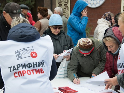 В Мариуполе 700 человек вышли на акцию протеста из-за непомерных тарифов (ФОТО)