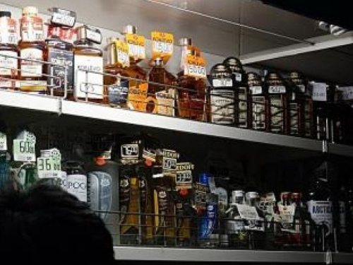 В Мариуполе четыре магазина попались на ночной торговле спиртным (ФОТО)