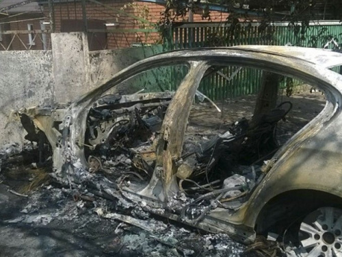 В Мариуполе дотла сгорела припаркованная BMW (ФОТО)