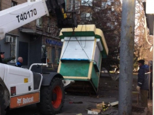 В Мариуполе городские власти демонтируют незаконные МАФы (ФОТО)