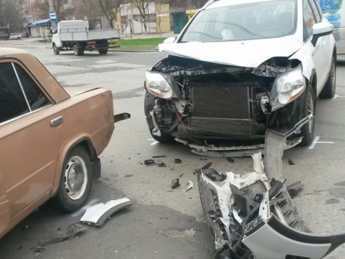 В Мариуполе на пересечении двух улиц произошла авария  (ФОТОФАКТ) (ДОПОЛНЕНО)