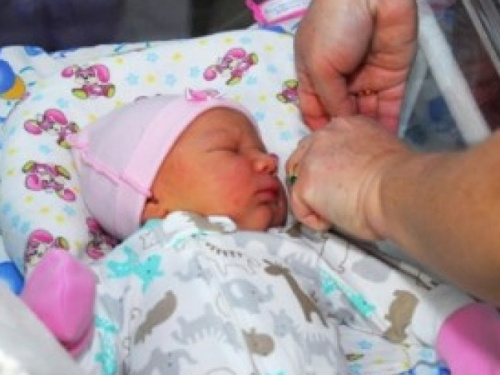 В Мариуполе на улице мать оставила младенца 10 дней от роду (ФОТО)