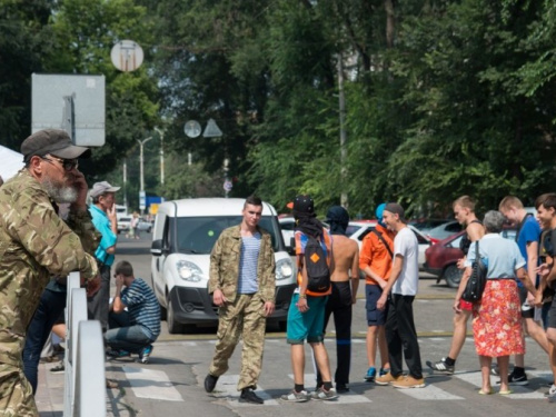 В Мариуполе общественники пикетируют прокуратуру (ДОПОЛНЕНО)