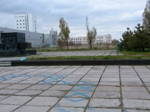 В Мариуполе на центральной площади исчезло христианское сооружение и сломан крест (ФОТО+ДОПОЛНЕНО)