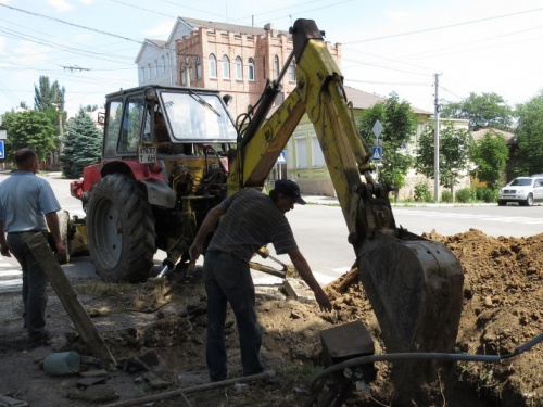 В Мариуполе под покровом ночи Горводоканал заменит аварийный водопровод (ФОТО)