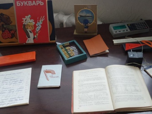 В Мариуполе показали школьную жизнь за сто лет