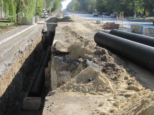 В Мариуполе приостановлены работы по замене коллектора на ул. Азовстальской (ФОТО)