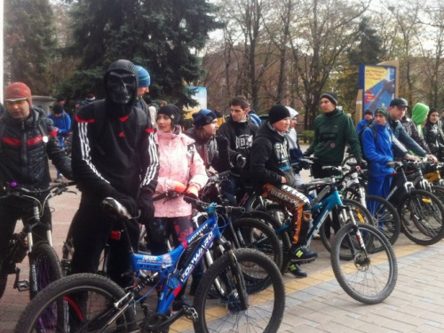 В Мариуполе сотня велосипедистов закрыла сезон 2016 года велопарадом и велопикником (ФОТО)