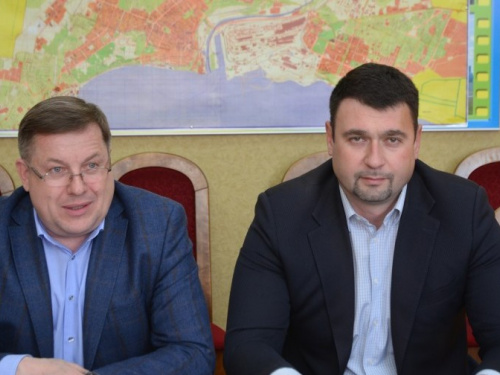 В Мариуполе сотрудников исполкома и горсовета выводят на уборку улиц (ФОТО)