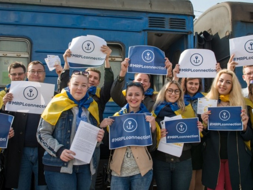 В Мариуполе участники акции #MRPLconnection устроили флэшмоб прямо на ж/д вокзале (ФОТО)