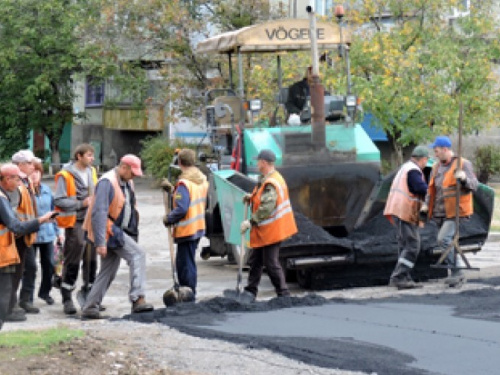 В Мариуполе заасфальтировали дорогу возле школы №36 (ФОТО)