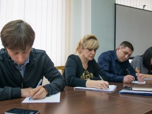 У Маріуполі чиновники міської ради з журналістами написали радіодиктант національної єдності (ФОТО)