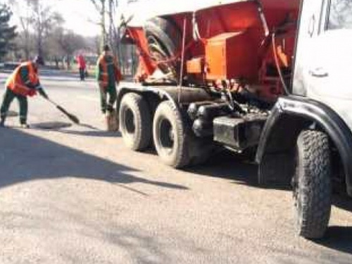 В мариупольских прифронтовых поселках латают дороги