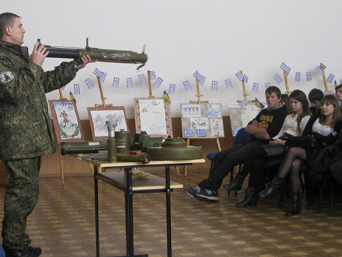 В мариупольских школах перед каникулами прошли «Уроки безопасности»
