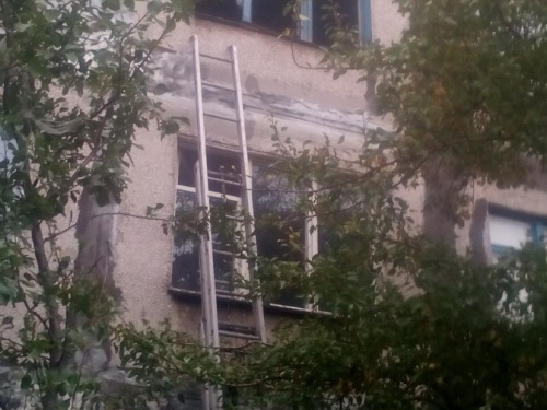 В мариупольской многоэтажке едва не погибла женщина с маленьким ребенком