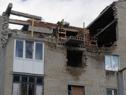 В прифронтовой Марьинке начали восстанавливать жилье (ФОТО)