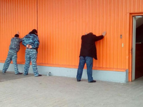 В торговом центре Мариуполя остановлен рейдерский захват? (ФОТО)