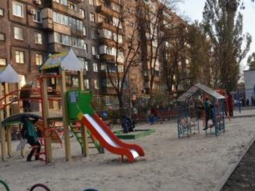 В трех мариупольских дворах закончили благоустройство