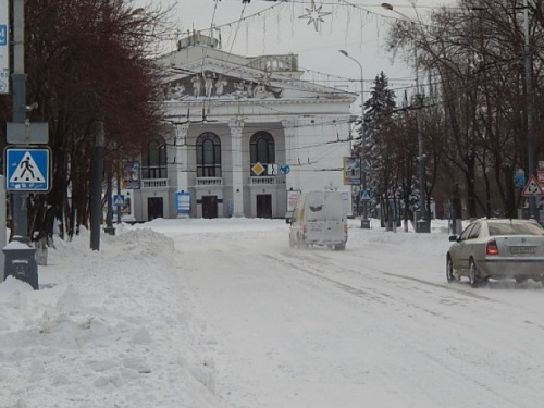 В центре Мариуполя из-за открытия новогодней елки перекроют движение транспорта