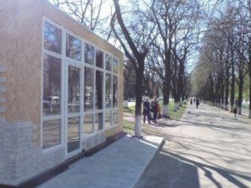 В центре Мариуполя продолжается строительство скандального киоска (ФОТО)