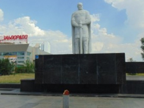 В центре Мариуполя восстановят крест, сломанный вандалами в выходные (ФОТО)