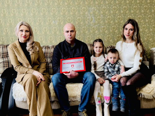 Родина захисника Маріуполя Олександра Скорика отримала власну квартиру від проєкту "Серце Азовсталі"