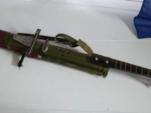 Гранатометная гитара, вазы из гильз, игрушки из камуфляжа удивили мариупольцев (ФОТО+ВИДЕО)