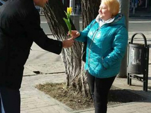 Вадим Бойченко в центре Мариуполя останавливает женщин и дарит им цветы (ФОТОФАКТ)