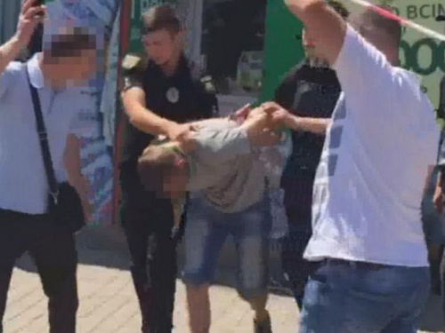 В Одессе мужчина захватил заложников и требовал миллион долларов и вертолет (ФОТО+ВИДЕО)