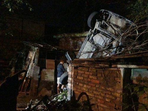 В Мариуполе автомобиль снёс два забора и оказался на крыше дома (ФОТО)
